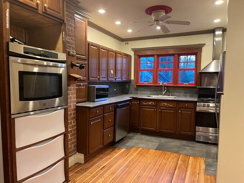 Building Photo - 711 Union St