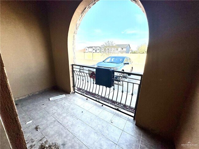 Building Photo - 13 Mimosa St