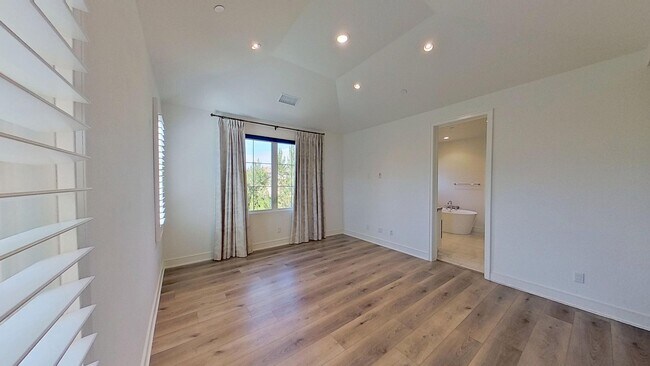 Building Photo - 147 Winnett