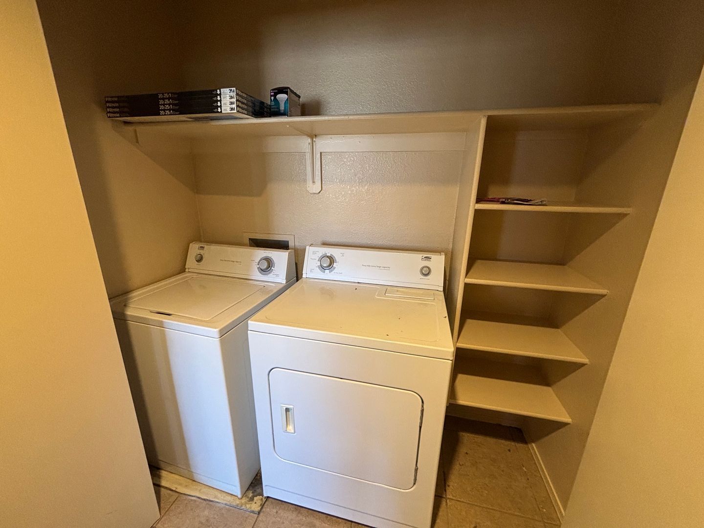 Building Photo - 1257 E Weimer Cir