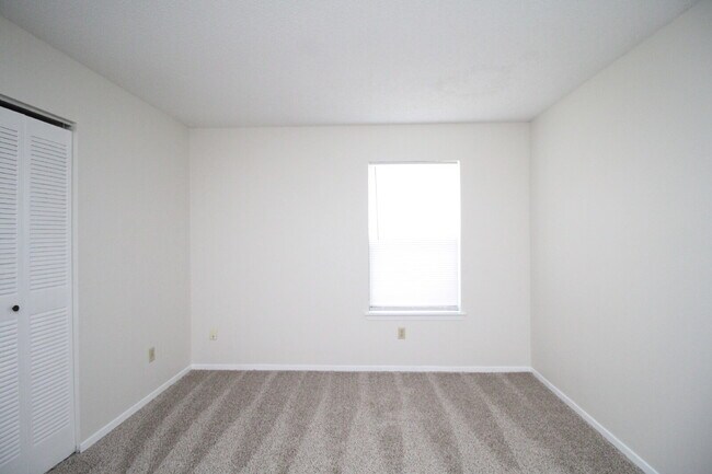 Building Photo - Freshly Updated 2BR Unit Near Old Palafox Hwy with New Wood-Look Flooring, Vaulted Ceilings & Uti...