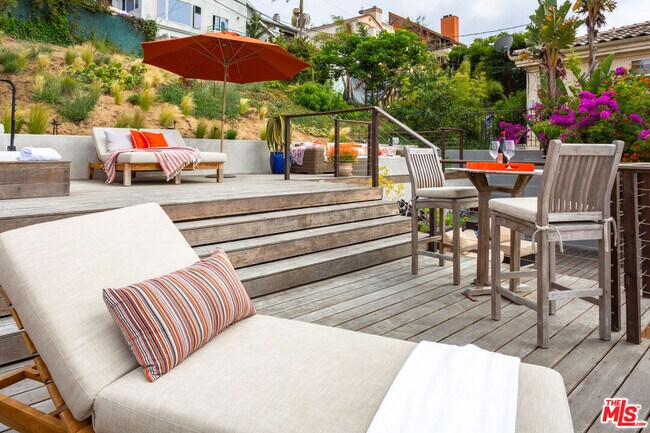 Building Photo - 218 Montreal St