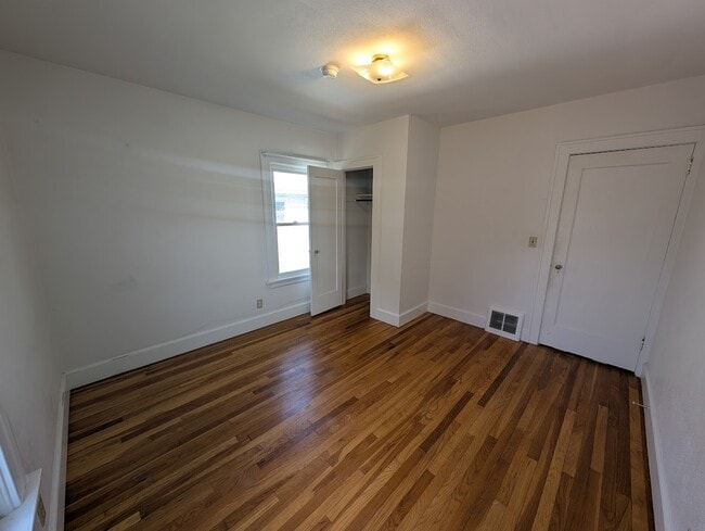 Building Photo - 105 Helen St