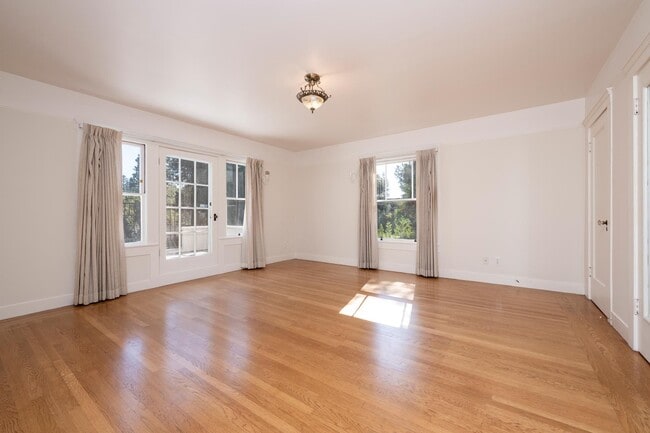 Building Photo - 850 Edgewood Rd