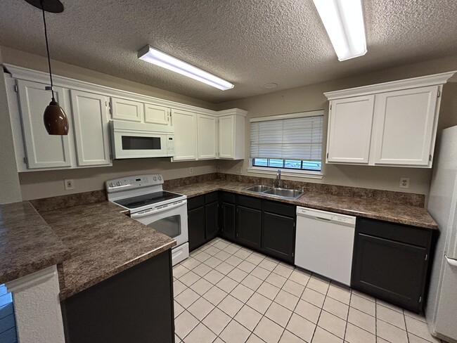Building Photo - 2320 Aquaduct Dr