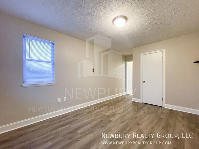 Building Photo - 4 Clearview Meadows