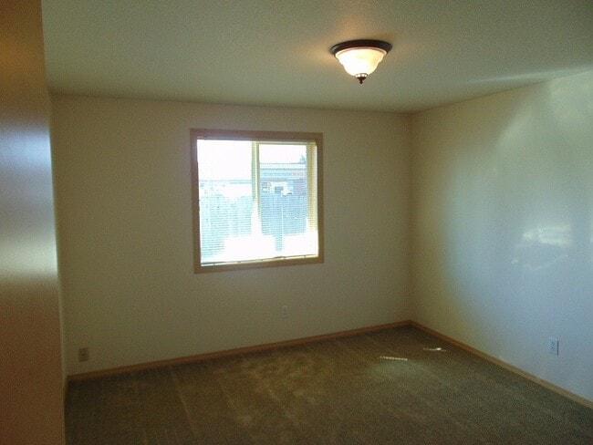 Building Photo - Enjoy Easy Living in Cascade Park with a Private Fenced Backyard