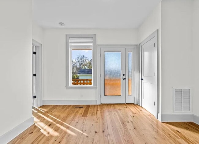 Building Photo - Beautiful 2 bed/2 bath cottage in perfect ...