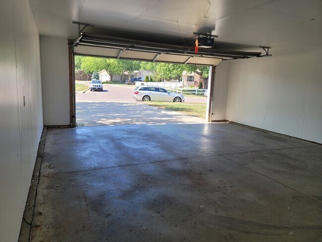 Building Photo - Three bedroom two bathroom twin home