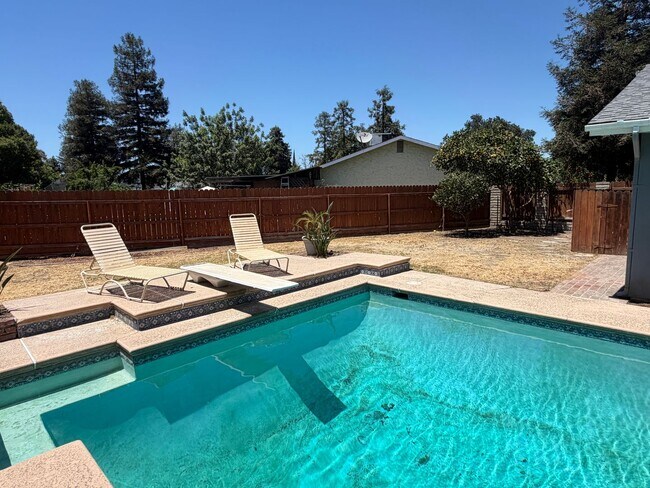 Building Photo - 1335 W Evergreen Ct