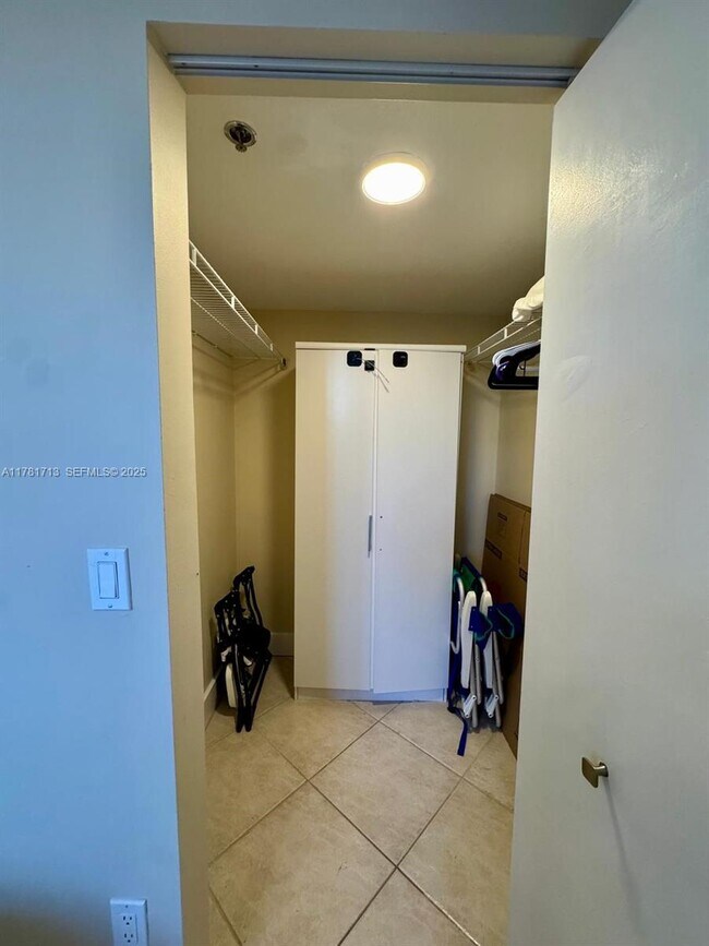 Building Photo - 19501 E Country Club Dr