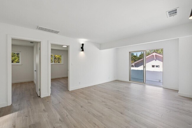 Building Photo - Stunning Luxury 2BR with Wraparound Deck in Downtown Palo Alto