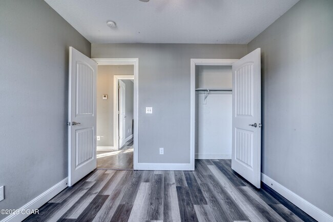 Building Photo - 2225 S Porter Ave