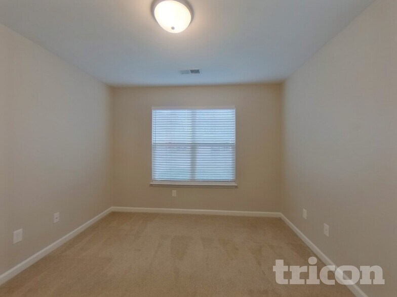 Building Photo - 590 Pollyanna Dr