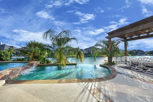 Building Photo - 17859 Camp Cove Dr