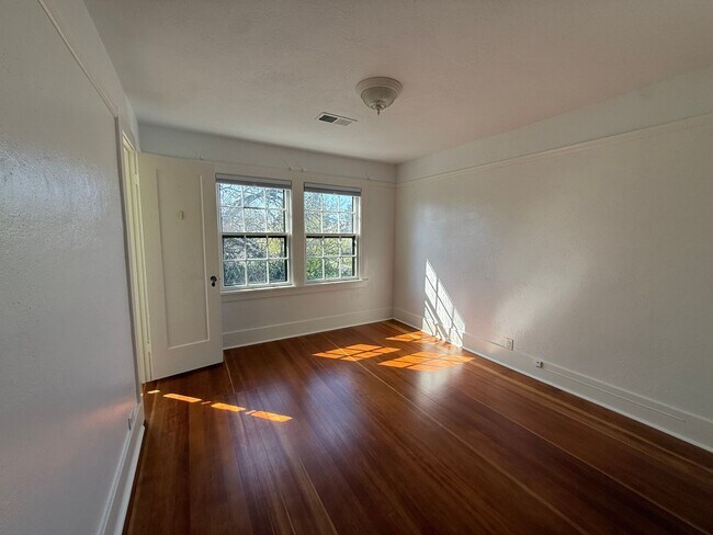 Building Photo - Charming historic home McMinnville 4 bed / 2.5 bath