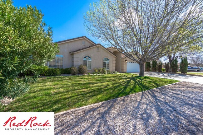 Building Photo - 5 Bedroom Pet Friendly Home!