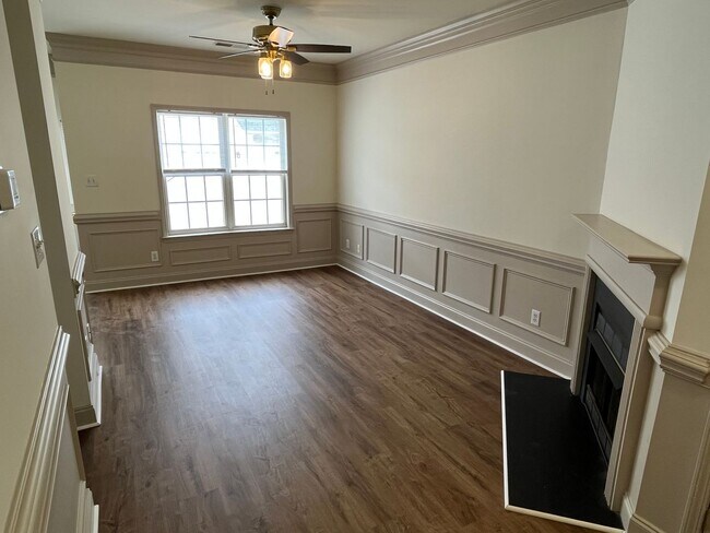Building Photo - Refreshed 2 Bed Townhome in South Charlott...