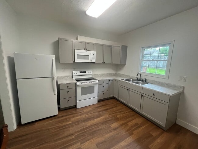 Building Photo - 3 Bedroom, 2 Bath House