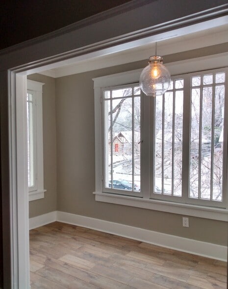 Sunny nook with large windows - perfect for having your cup of coffee. - 285 Hawthorne St