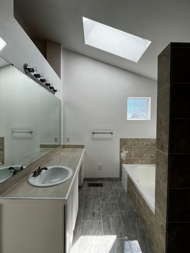 Building Photo - 3 Bedroom 2 1/2 Bathroom Home in Highlands Ranch