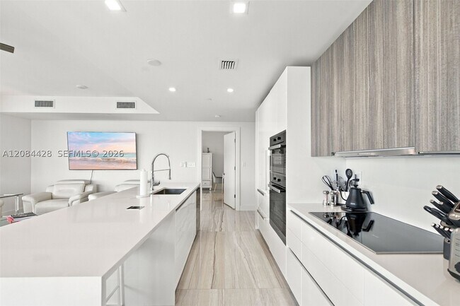 Building Photo - 730 N Ocean Blvd