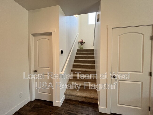 Building Photo - 2705 W Windtree Dr