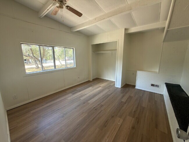 Building Photo - 2 bed 1 bath. Vinyl plank throughout. Yard maintenance included. Close to San Marcos Outlet Malls.