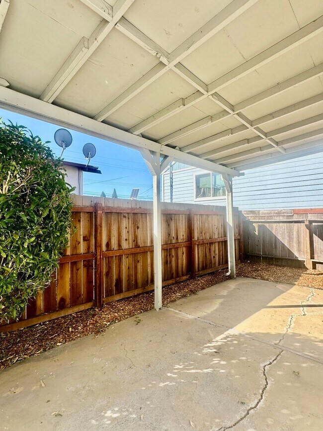 Building Photo - Charming single family home available for ...