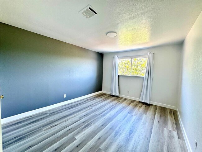 Building Photo - 11127 Village Bend Ln