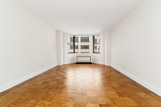 Building Photo - 400 E 71st St