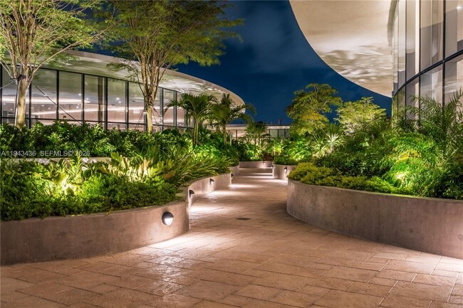 Building Photo - 700 NE 24th St