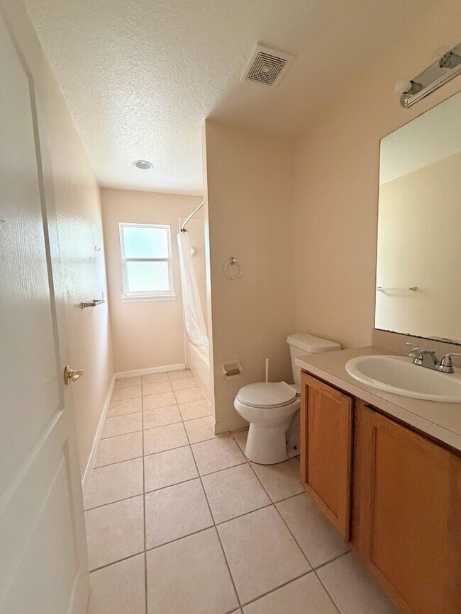 Building Photo - LOTS OF ROOM IN THIS CUTE 3/2 HOME IN CLERMONT!