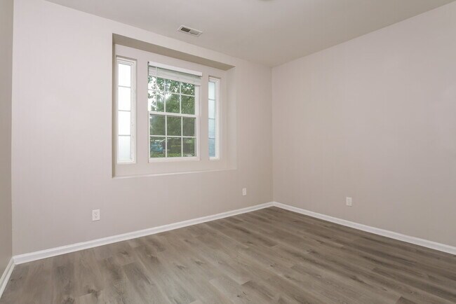 Building Photo - 5200 Tant Cir
