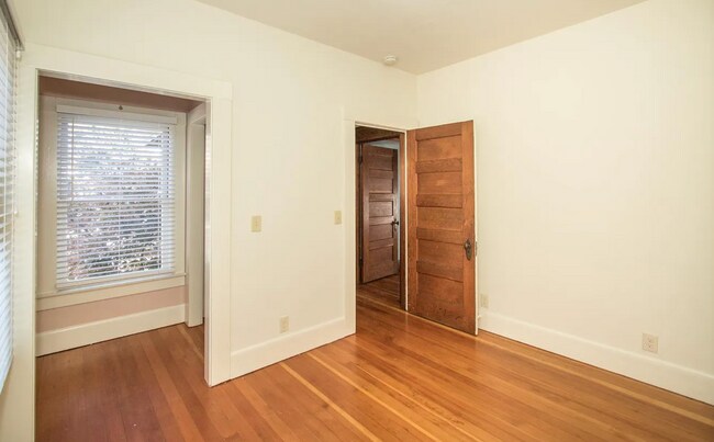 Building Photo - 3 Bed, 1 Bath Home by Downtown!