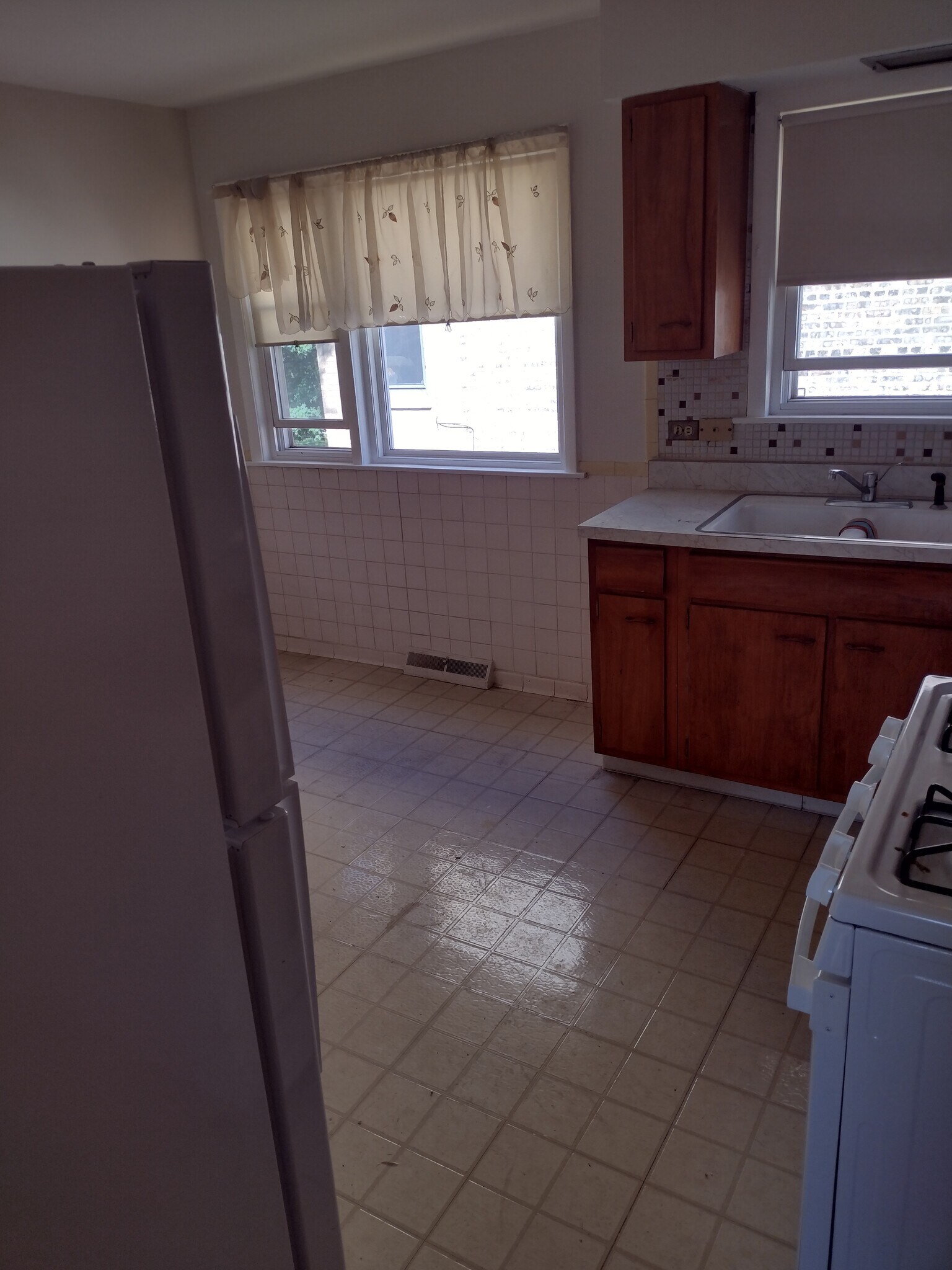 Kitchen - 5617 N Christiana Ave