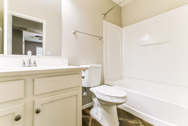 Building Photo - 163 W Tremaine Ct