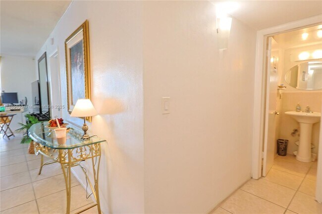 Building Photo - 2999 Point E Dr