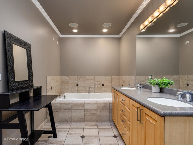 Building Photo - 1720 W Altgeld St