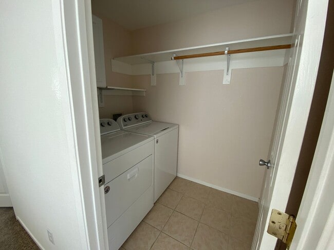 Building Photo - Spacious 3 Bedroom, 2.5 Bathroom Marina To...