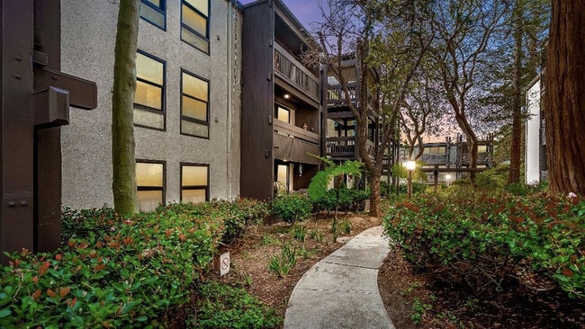 Complex grounds - 7742 Redlands St