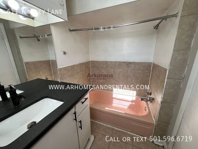 Building Photo - 611 Trickey Ln