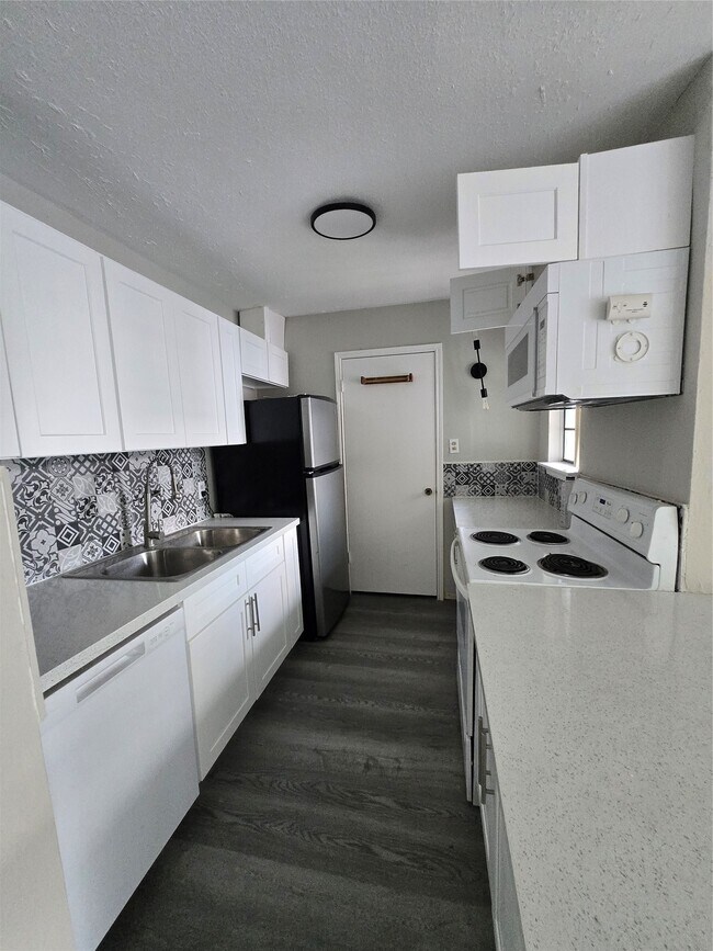 Building Photo - 9550 Deering Dr