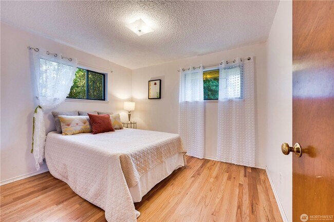 Building Photo - 3 Bedroom 1.75 bathroom home in Mukilteo w...