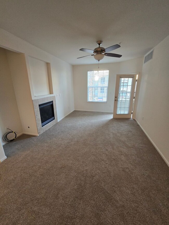 Building Photo - Spacious and Bright 2B/2B Townhome Now Ava...