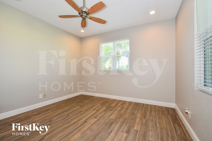 Building Photo - 405 NW 20th Pl