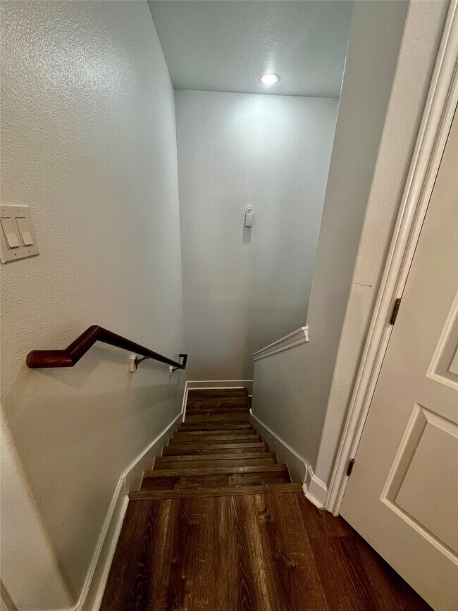 Building Photo - 312 Mission Ln