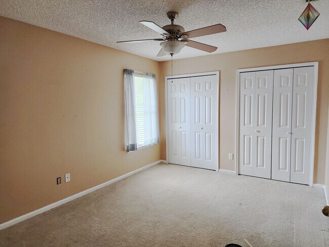 Building Photo - 4 Bedroom 2.5 Bath with in ground pool located in Lake Asbury