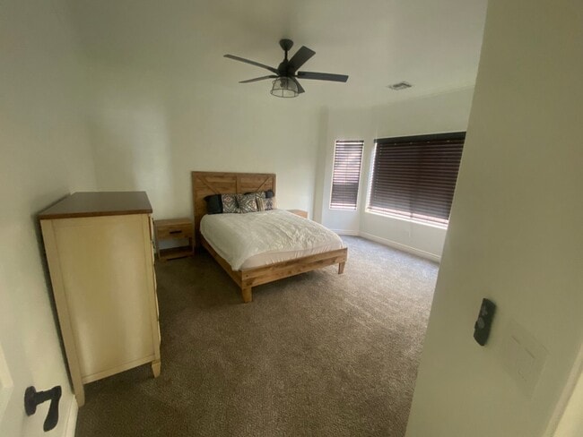 Building Photo - Fully Furnished 3 Bedroom Rental on the Go...
