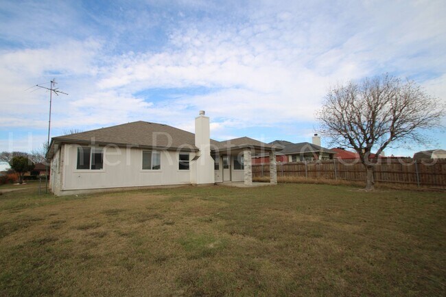 Building Photo - Close to Schools off of Chantz Drive!